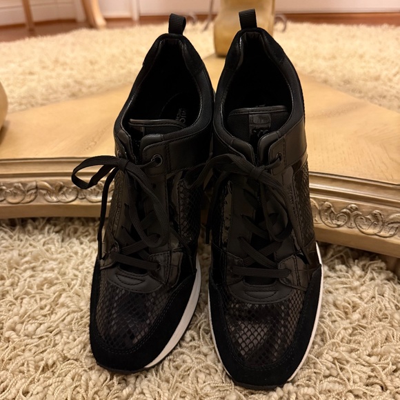 Michael Kors Georgie Trainer Womens Black Embossed Logo Sneaker Size 9.5 - Picture 3 of 11
